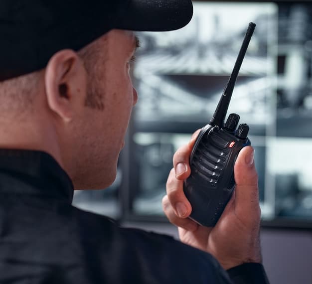 Vigilante com rádio